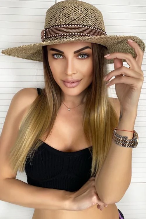 Дамска лятна шапка