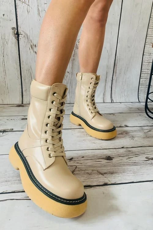 Дамски боти с връзки