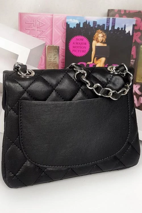 Дамска чанта с метална презрамка