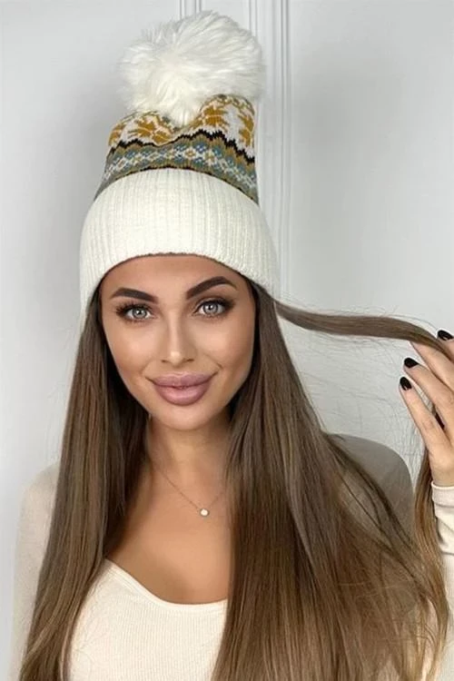 Дамска шапка с помпон