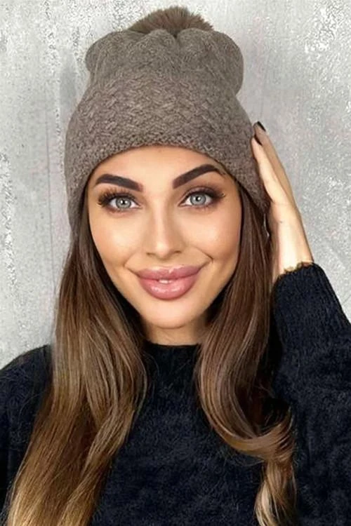 Зимна шапка с помпон