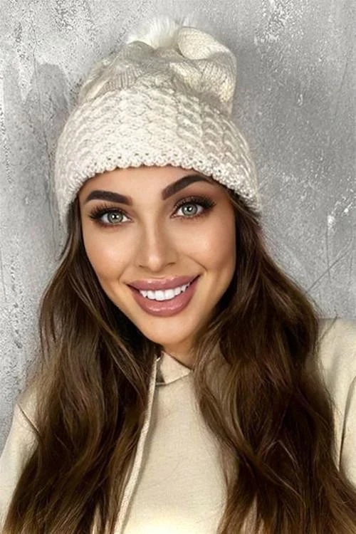 Зимна шапка с помпон