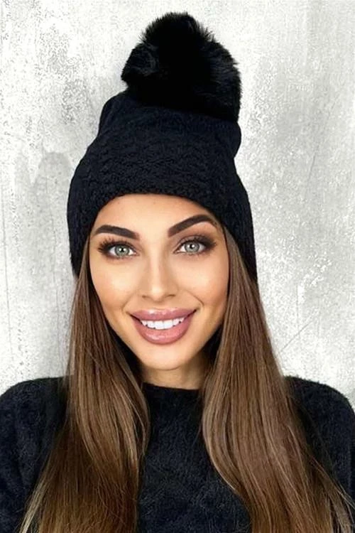 Зимна шапка с помпон