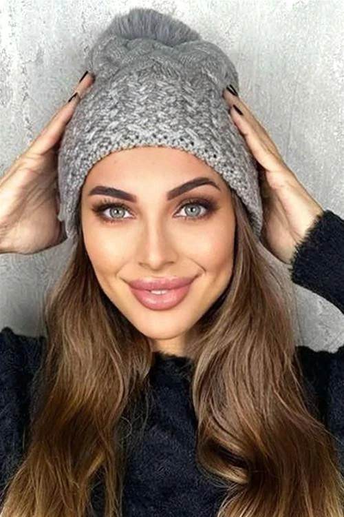 Зимна шапка с помпон