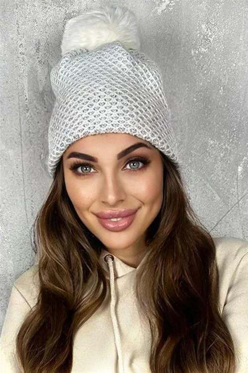 Зимна шапка с помпон