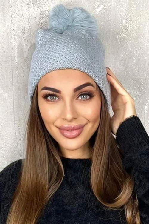 Зимна шапка с помпон