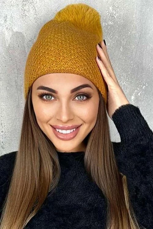 Зимна шапка с помпон