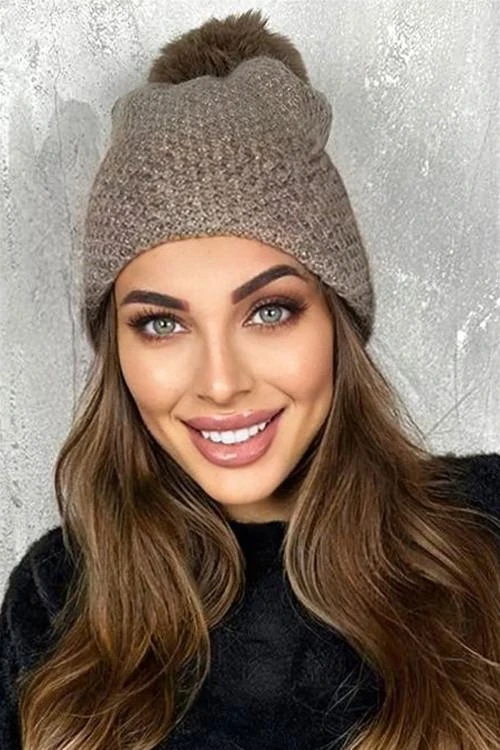 Зимна шапка с помпон